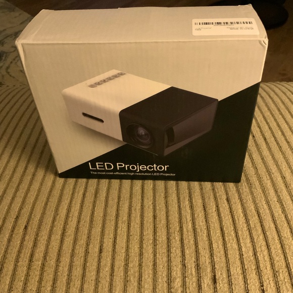 NWOT Artlii led Projector.